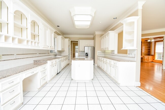 4813 Holly St in Bellaire, TX - Building Photo - Building Photo