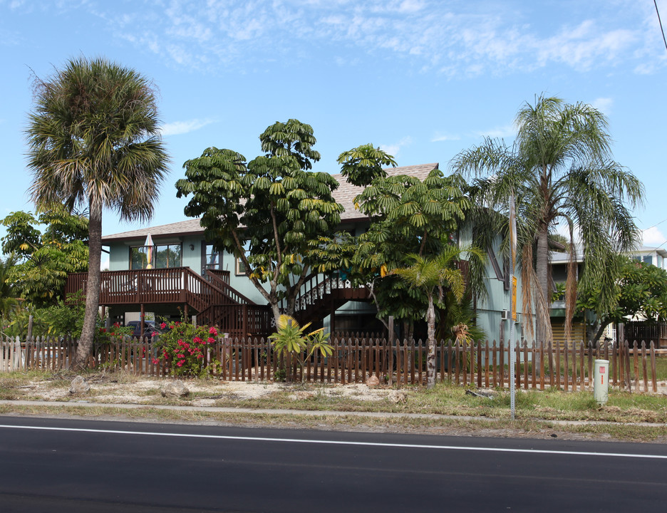 100 Bay Mar Dr in Ft. Myers, FL - Building Photo