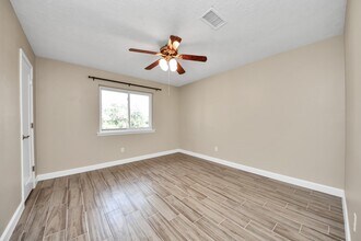 1103 Pine St in Alvin, TX - Building Photo - Building Photo