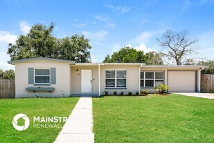 2225 W Dana Dr in Deltona, FL - Building Photo