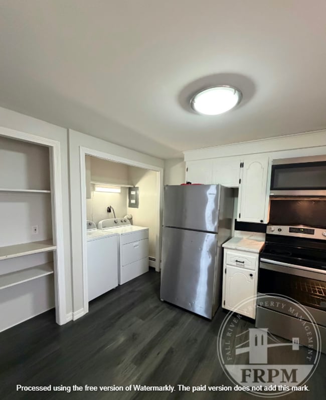 64 Walnut St in Tiverton, RI - Building Photo - Building Photo