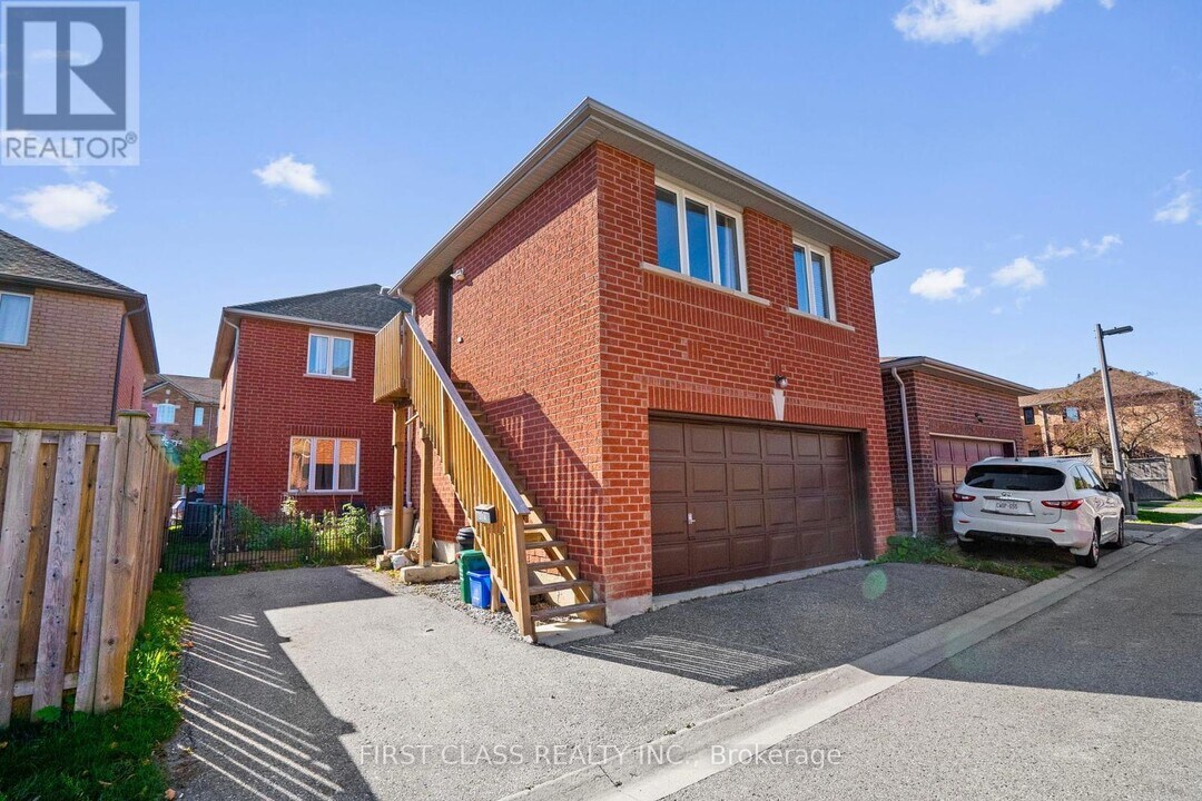 496 White's Hill Ave in Markham, ON - Building Photo