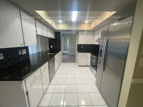 1750 Country Meadows Dr in Sarasota, FL - Foto de edificio - Building Photo