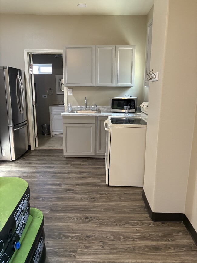 22705 Safari, Unit Studio