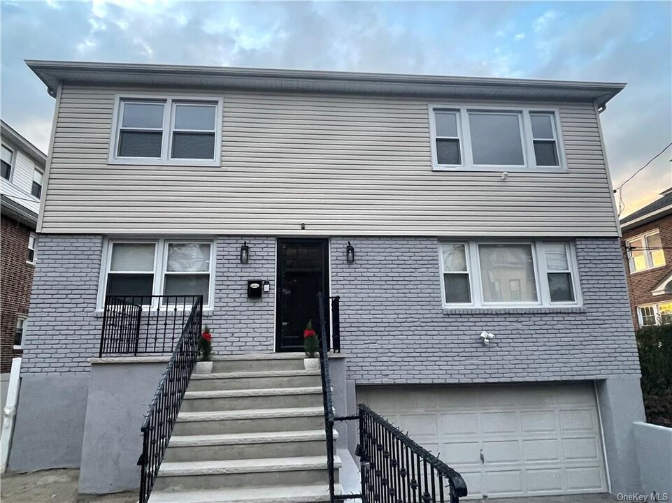 41 Amackassin Terrace in Yonkers, NY - Building Photo