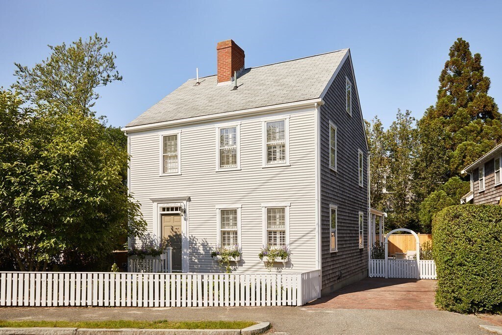 28 Pleasant St in Nantucket, MA - Building Photo