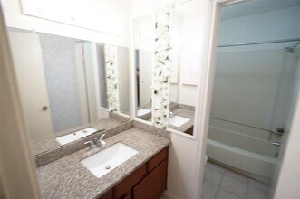 8575 Sands Point Dr in Houston, TX - Building Photo - Building Photo
