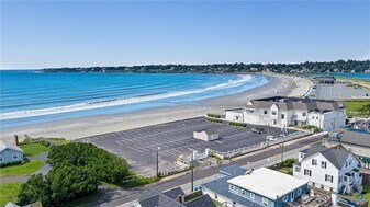 11 Crescent Rd in Middletown, RI - Building Photo