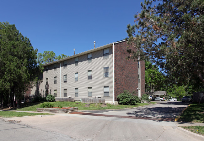 Knightsbridge Apartments in Topeka, KS - Building Photo - Building Photo