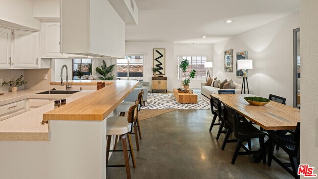 10627 Ashton Ave in Los Angeles, CA - Building Photo - Building Photo