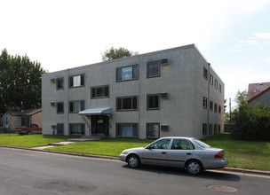 Apartments on 4th Ave in Osseo, MN - Foto de edificio - Building Photo