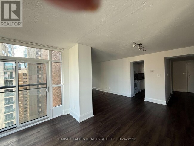 55-2055 Charles St W in Toronto, ON - Building Photo - Building Photo