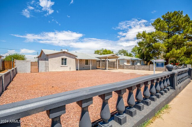 1636 E Whitton Ave in Phoenix, AZ - Foto de edificio - Building Photo