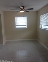 410 SE 3rd St, Unit 7 in Hallandale Beach, FL - Building Photo - Building Photo