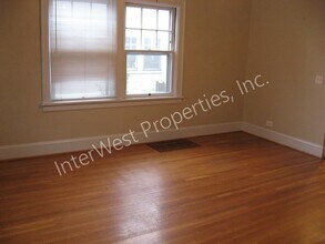 2345-2345 SE Pine St in Portland, OR - Foto de edificio - Building Photo