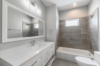 6725 Parker Oaks Ln in Houston, TX - Building Photo - Building Photo