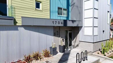 1704 Hornblend St in San Diego, CA - Foto de edificio - Building Photo