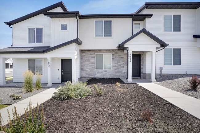 Little Valley Townhomes in Magna, UT - Foto de edificio - Building Photo