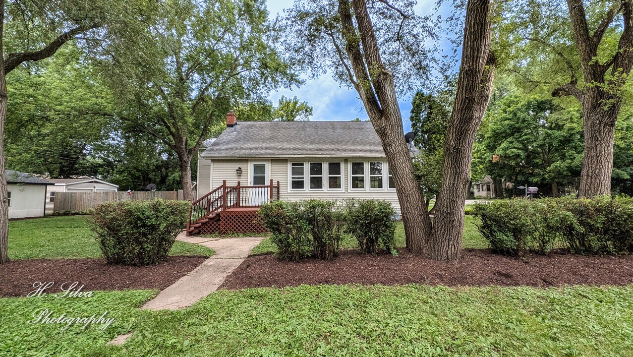 331 Charlotte Ave in Crystal Lake, IL - Building Photo