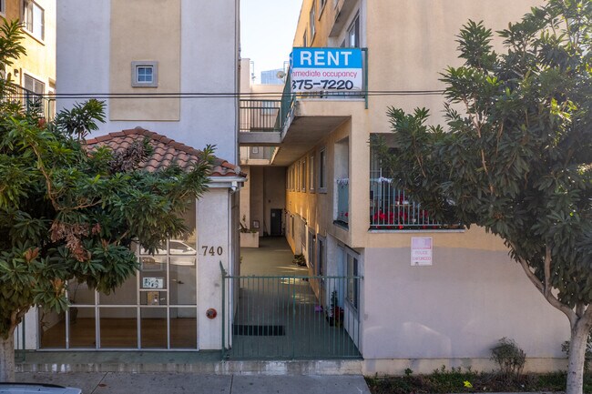 Meera Townhomes in Los Angeles, CA - Building Photo - Building Photo