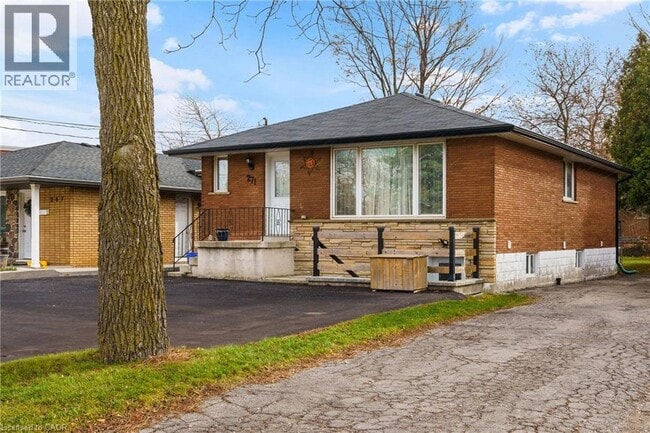 271 Mohawk Rd W in Hamilton, ON - Building Photo - Building Photo