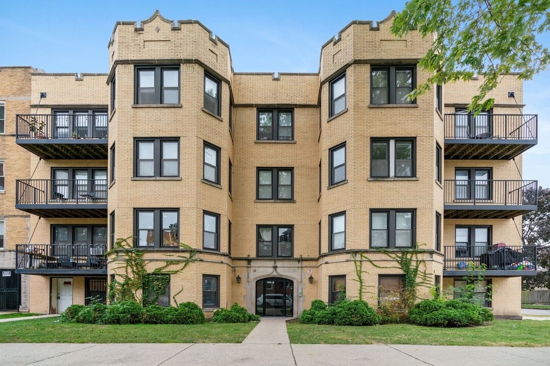 6501 N Mozart St in Chicago, IL - Building Photo