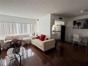 9390 W Flagler St in Miami, FL - Building Photo - Building Photo