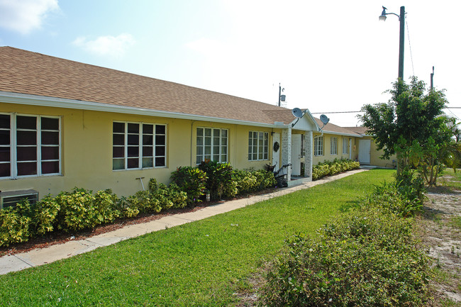 914 N J St in Lake Worth, FL - Foto de edificio - Building Photo