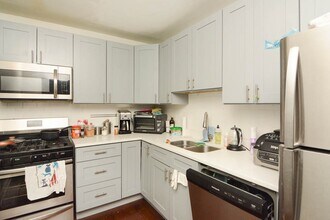 7319 N Rogers Ave in Chicago, IL - Building Photo - Building Photo
