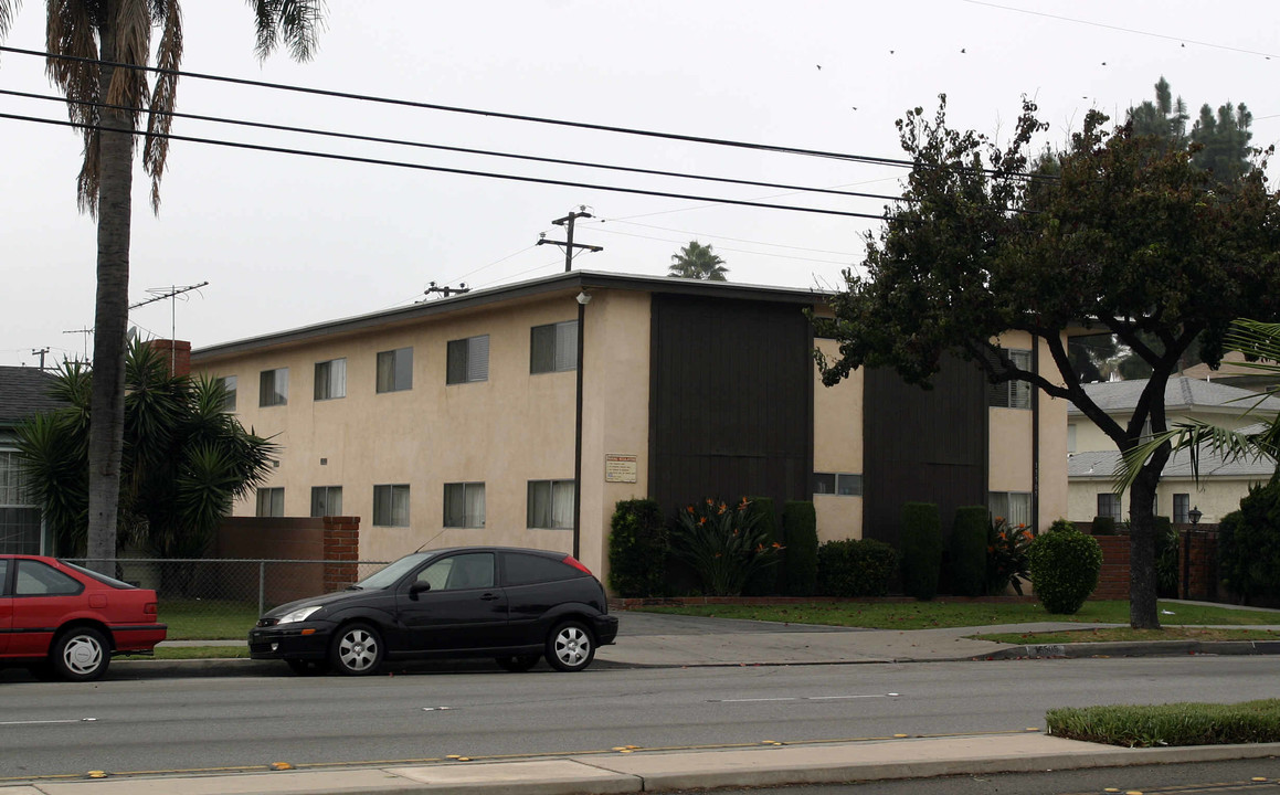 15505 Woodruff Ave in Bellflower, CA - Foto de edificio