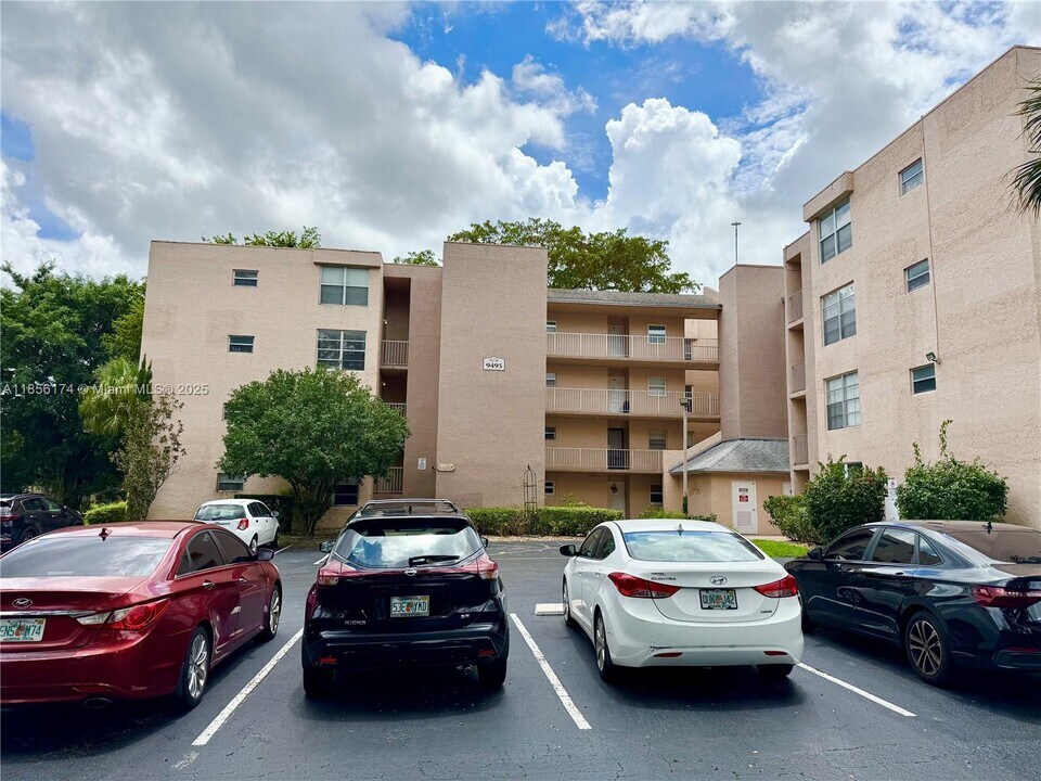 9495 Evergreen Pl in Davie, FL - Building Photo