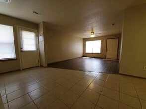 1644 N Dawn Dr in Fayetteville, AR - Foto de edificio - Building Photo