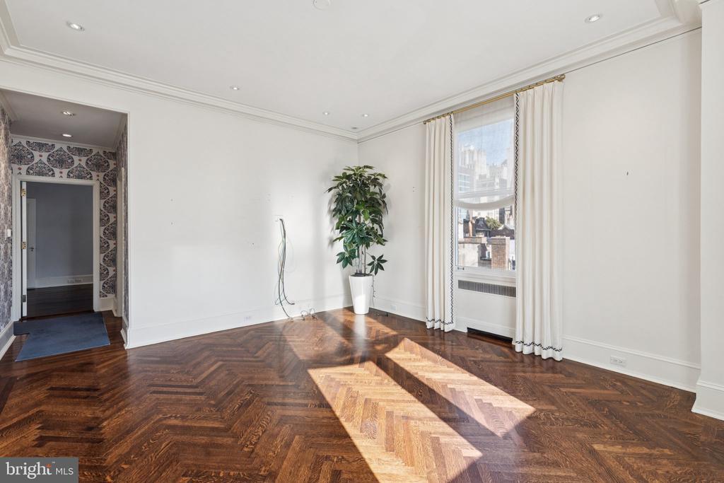 237 S 18th St in Philadelphia, PA - Building Photo