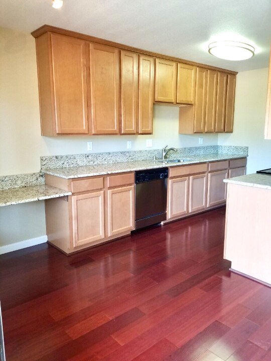 300 Glenwood Cir in Monterey, CA - Building Photo