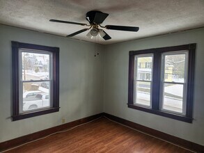 85 Bay View Ave, Unit 2 in Bristol, RI - Foto de edificio - Building Photo