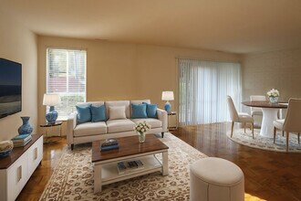 TOWNE CREST APARTMENTS in Gaithersburg, MD - Building Photo - Building Photo