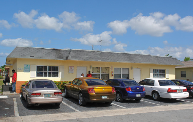 4160 NW 31st Ter in Lauderdale Lakes, FL - Building Photo - Building Photo