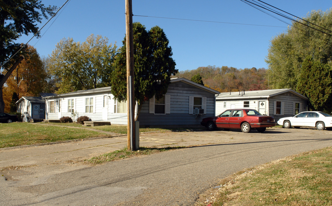 120 Gibbens Ln in Belpre, OH - Foto de edificio