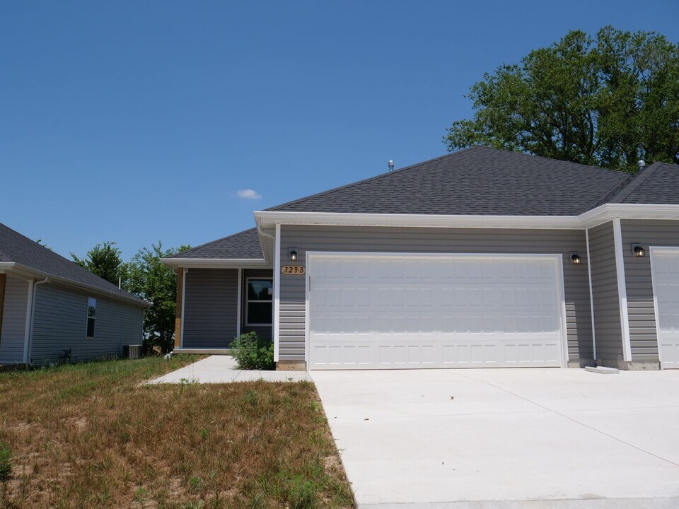 329-B Summit St in Aurora, MO - Building Photo