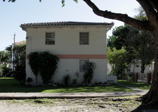 438 Malaga Ave in Coral Gables, FL - Foto de edificio - Building Photo