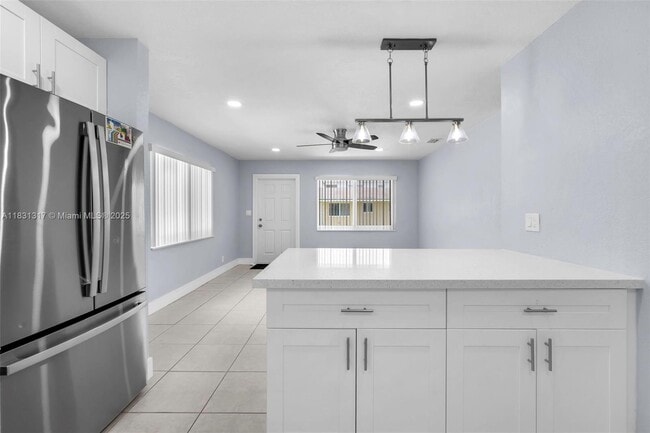 365 Phippen Waiters Rd in Dania Beach, FL - Building Photo - Building Photo