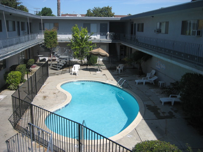 The Cloister Apartments in Van Nuys, CA - Building Photo - Building Photo