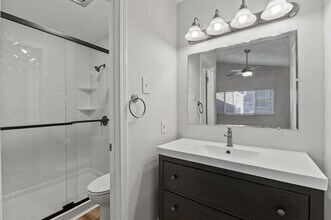 5616 Preston Oaks Rd in Dallas, TX - Foto de edificio - Building Photo