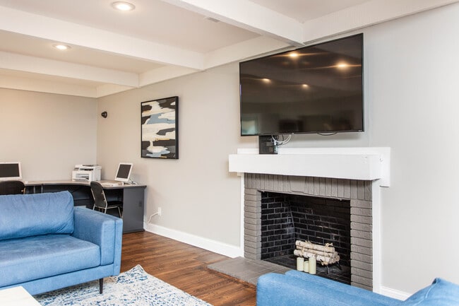 TOWNHOMES AT FAIRWAYS in Columbus, OH - Building Photo - Interior Photo