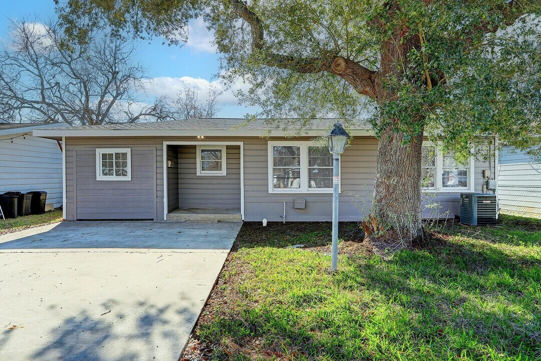 125 W Pecan Ln in Clute, TX - Building Photo