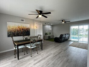 135 Godfrey Ave NE in Port Charlotte, FL - Foto de edificio - Building Photo