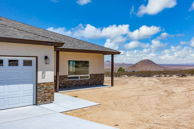 10201 Crest Rd in California City, CA - Building Photo - Building Photo