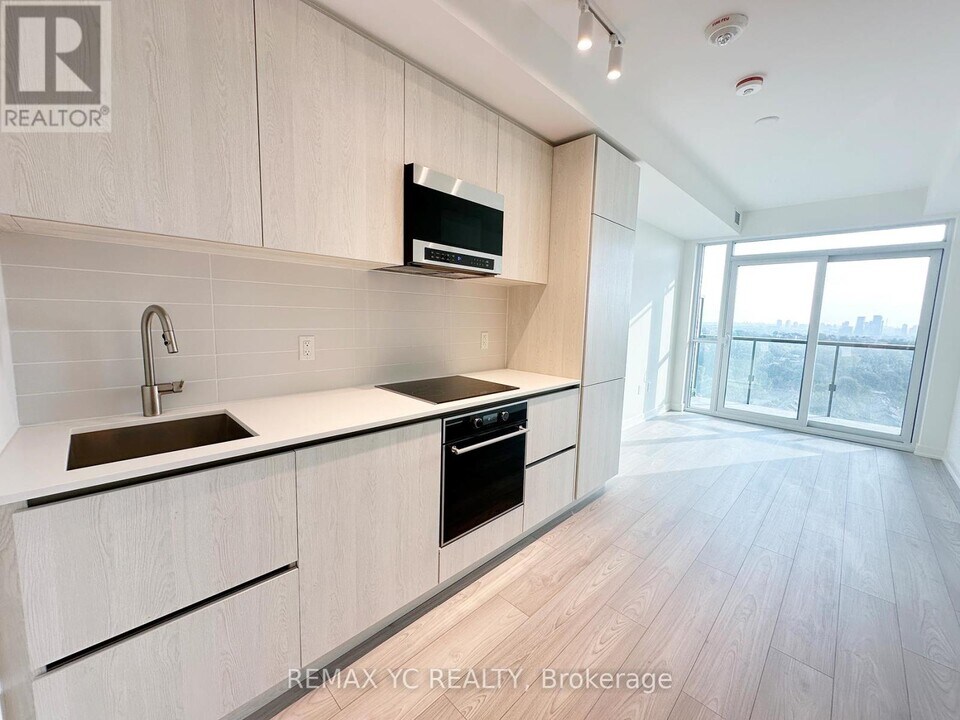 110 Broadway Ave in Toronto, ON - Building Photo