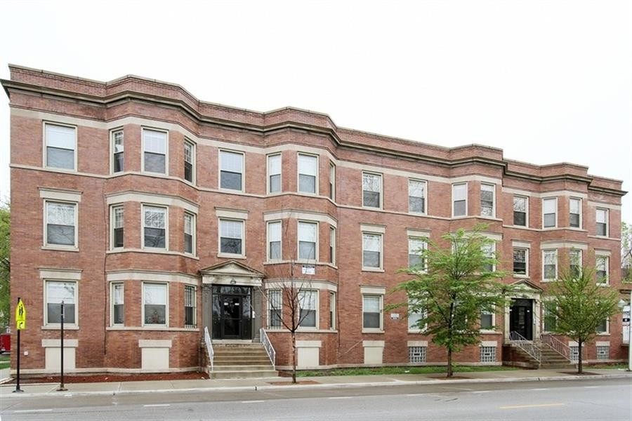 8257 S Coles Ave in Chicago, IL - Building Photo