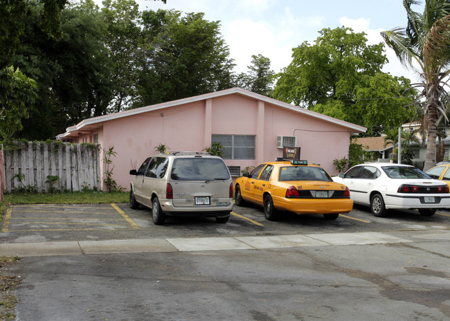 12735-12739 NE 13th Ave in Miami, FL - Foto de edificio - Building Photo